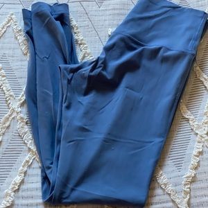 Lululemon aligns leggings